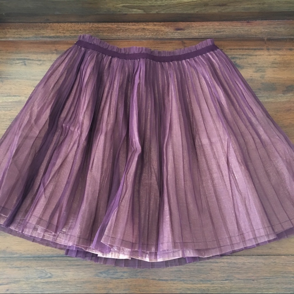 Peek girls skirt!